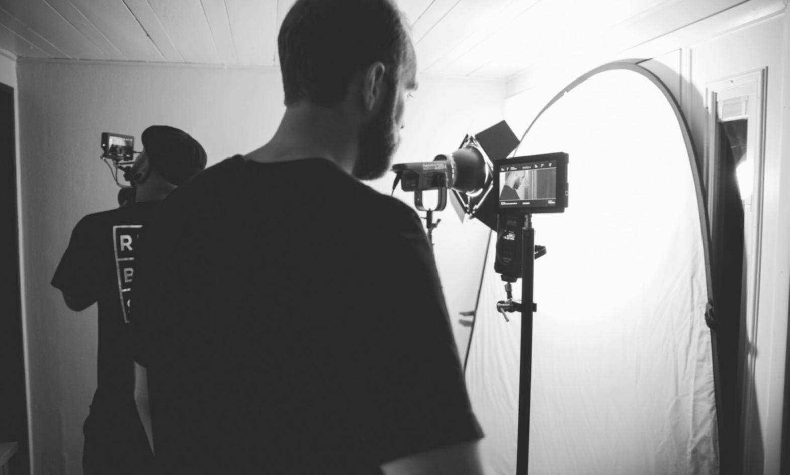 Workspace di editing video con timeline e clip