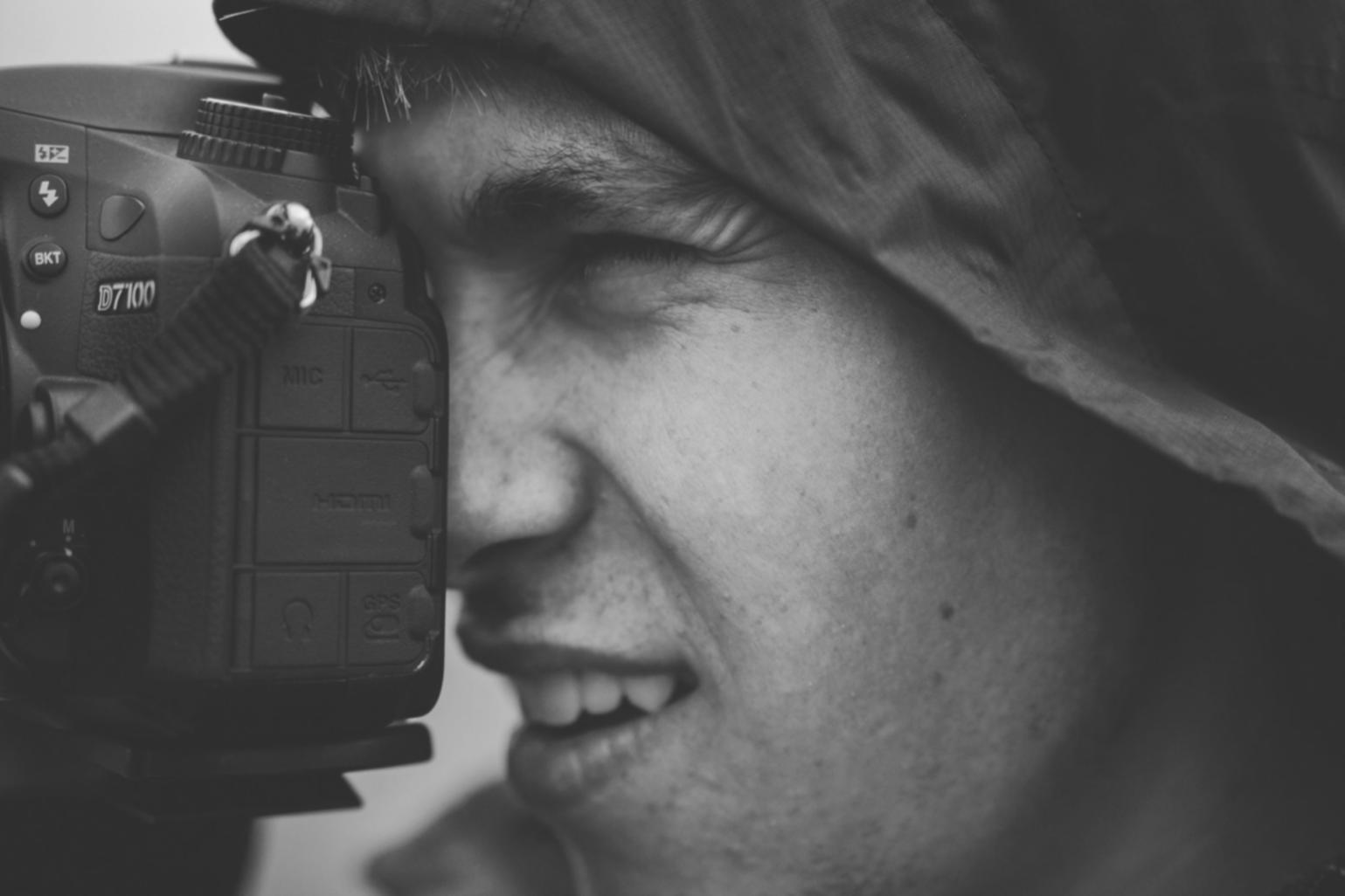 Ambiente di lavoro per editing video con strumenti professionali