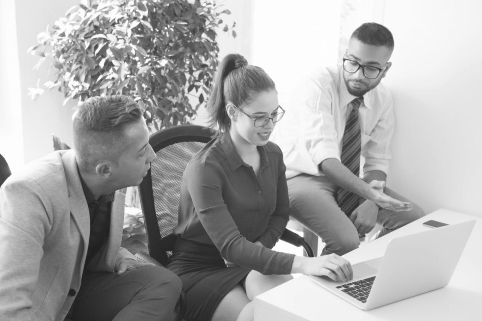 Studente che lavora su timeline di video editing