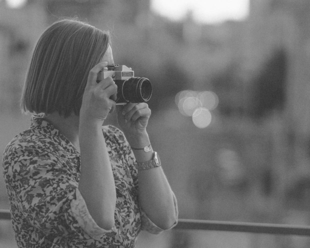 Studente internazionale al lavoro su progetto di editing video